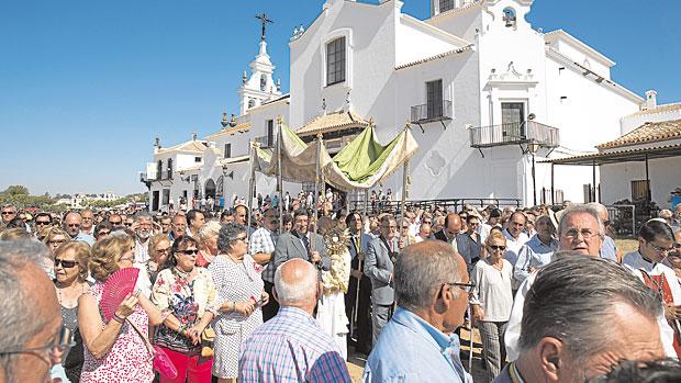 El Rocío Chico cita en la aldea almonteña a miles de devotos