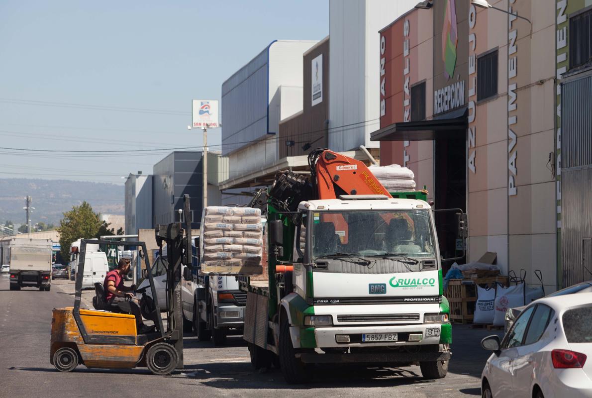 Trabajadores descargando materiales, ayer en el polígono de la Torrecilla