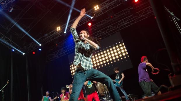 «La Gran Pegatina» durante el concierto del viernes