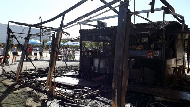Estado en el que ha quedado tras el incendio el chringuito «Kiosco Bar Pan» de Chipiona