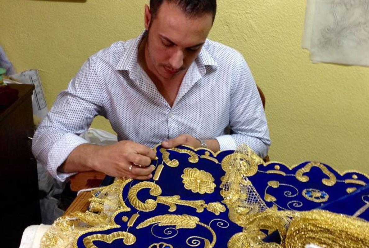 Francisco Mira, durante la realización del nuevo manto de la Virgen de la Piedad