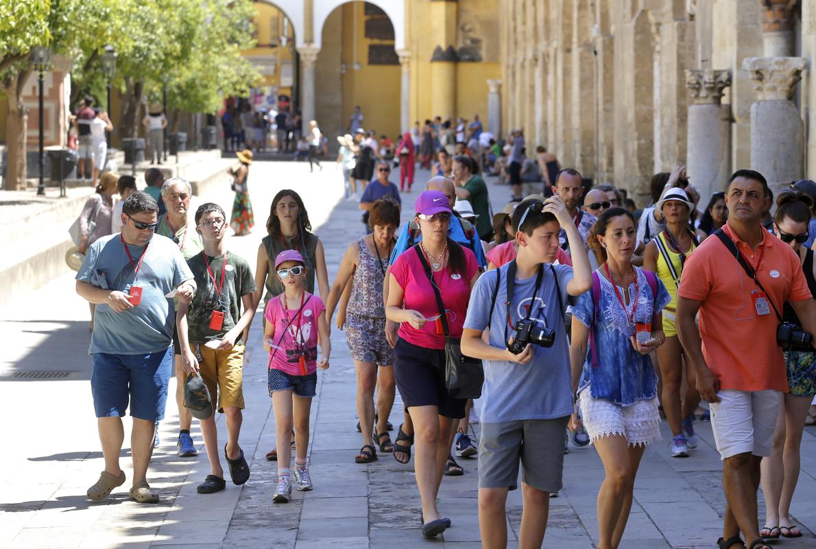 Turistas en el Patio de los Naranjos de la Mezquita-Catedral