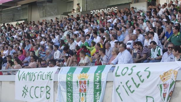 La afición blanquiverde, en un partido del Córdoba B en El Arcángel