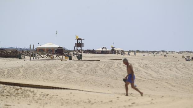 Cádiz, contra viento y marea: así vive el verano del levante
