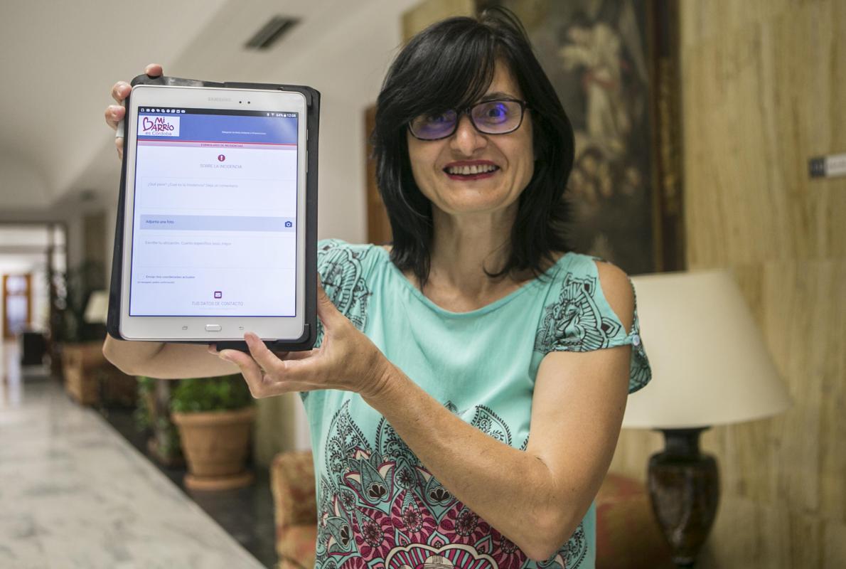 La edil de Infraestructuras, Amparo Pernichi (IU), ayer mostrando la nueva web