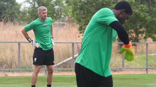 El portero del Córdoba CF Razak Brimah realiza un ejercicio