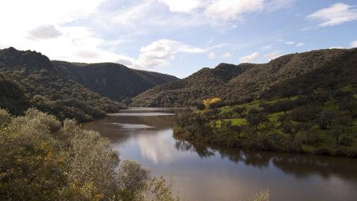 El sendero discurre por uno de los márgenes del embalse de derivación del Bémbezar