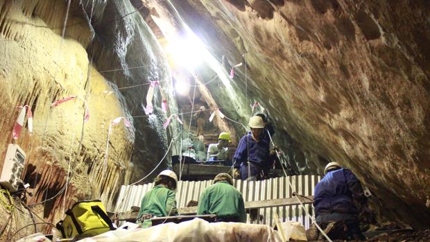 Trabajos de arqueología en el interior de la Cueva del Ángel en Lucena