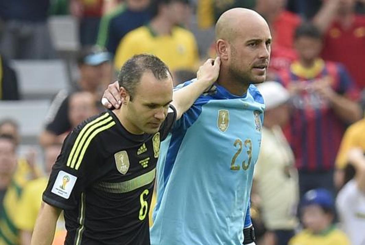 Iniesta se abraza con Pepe Reina