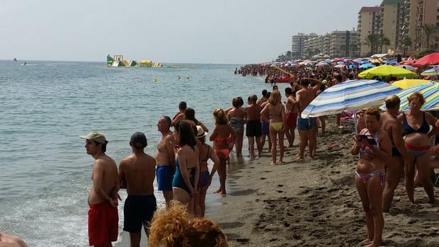 Imagen de la playa de Santa Amalia recogida por bañistas