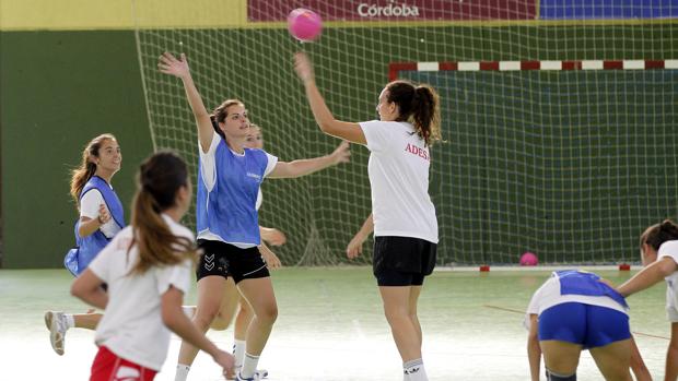 Un entrenamiento del Adesal de balonmano femenino