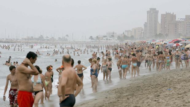 Bañistas en una playa de Fuengirola