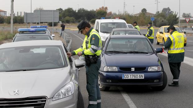 Agentes de la Guardia Civil realizan un control de tráfico en Córdoba