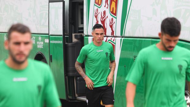 Jean Paul Pineda se baja del autobús del Córdoba CF tras un entrenamiento