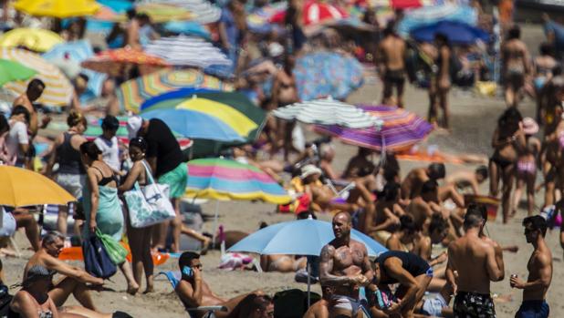 Bañistas en una playa de Torremolinos