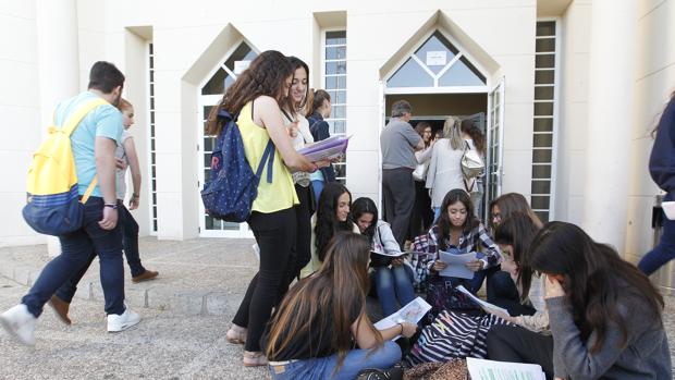 Estudiantes en el campus de Rabanales