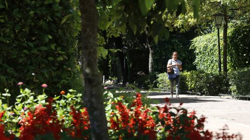 Una mujer se pasea por el Jardín Botánico de Córdoba