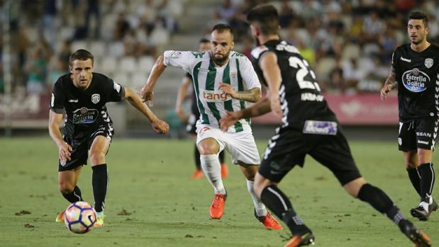 Edu Ramos, esta noche, en un momento del partido Córdoba CF-Lugo