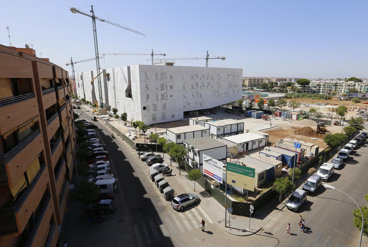 Vista de las obras de la Ciudad de la Justicia, con el barrio alrededor