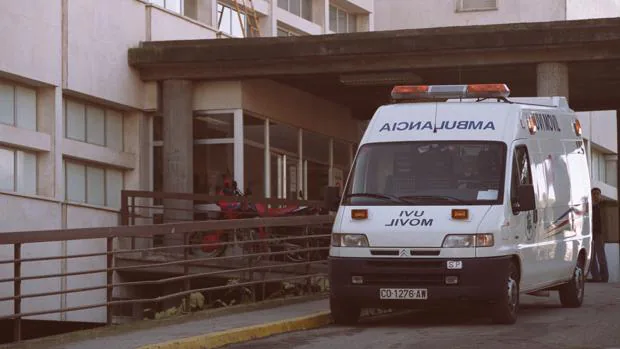 Una ambulancia en el Hospital Reina Sofía