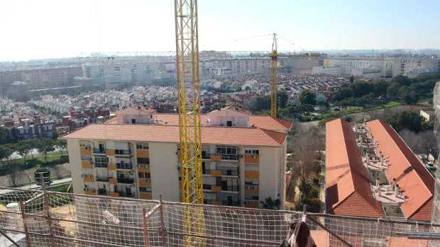 Obras en un bloque de pisos de Alcosa en Sevilla