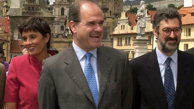 Manuel Chaves junto a Juan Antonio Cortecero, a su derecha, en una visita a Praga en el año 2001