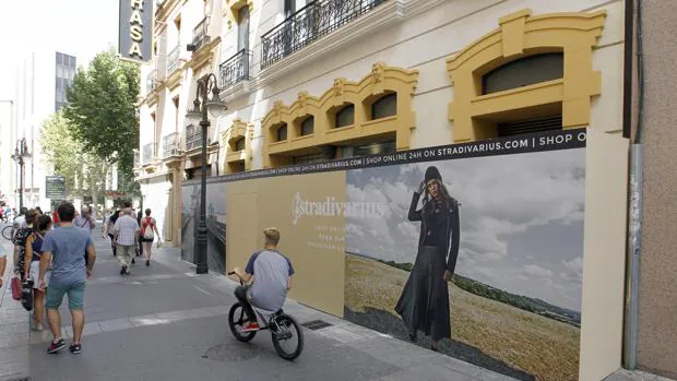 Panel promocional en el nuevo local de la calle Gondomar al que se traslada Stradivarius