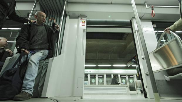 Un ciudadano en el Metro de Sevilla