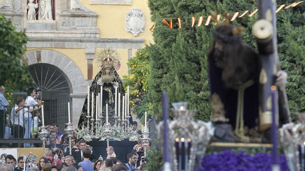 Los titulares de Jesús Caído bajando la Cuesta de San Cayetano