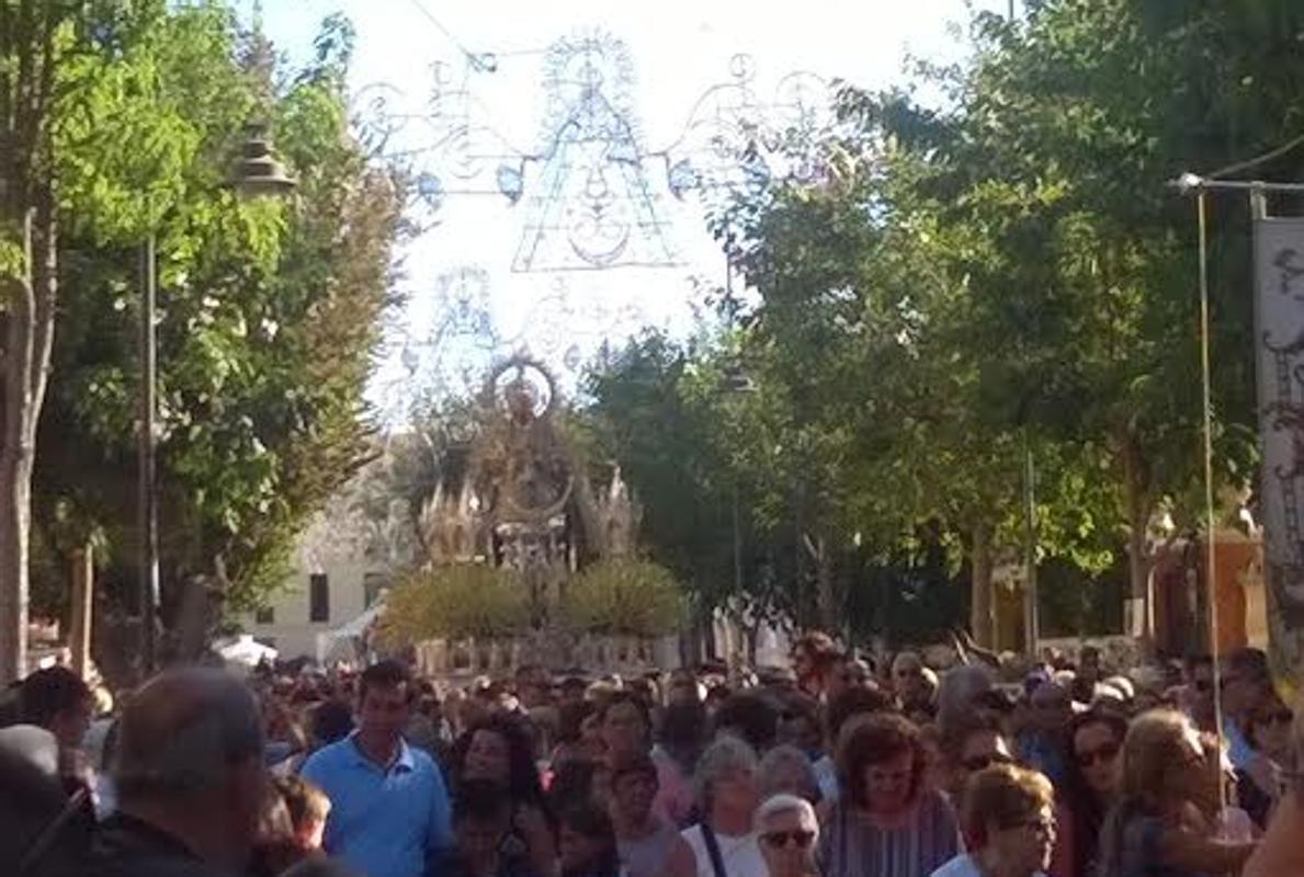 La Virgen de Regla por la Plaza que lleva su Nombre a la salida del Santuario