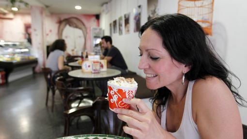 Una mujer disfruta de un café en el O Mundo de Alicia