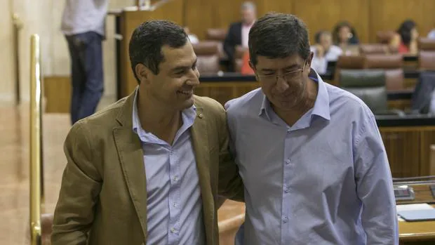 Juanma Moreno y Juan Marín, saliendo juntos del salón de plenos del Parlamento de Andalucía el pasado miércoles