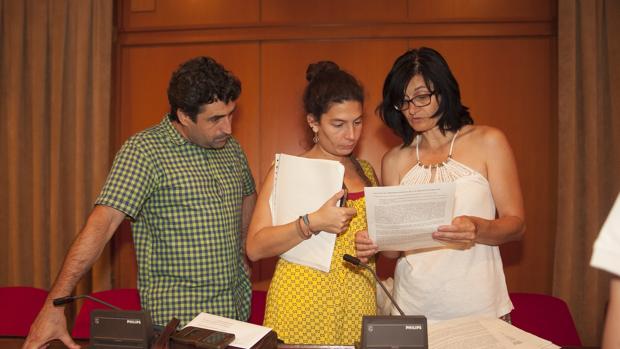 Rafael del Castillo junto a Vicky López y Amparo Pernichi, en un Pleno municipal