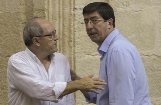 Juan Cornejo y Juan Marín conversan sobre el asunto en el Parlamento de Andalucía