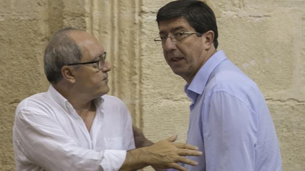 Juan Cornejo y Juan Marín conversan sobre el asunto en el Parlamento de Andalucía