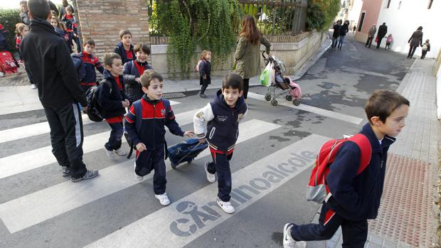 Niños utilizando el camino seguro para ir la colegio
