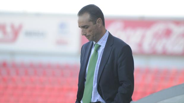 El entrenador del Córdoba CF, José Luis Oltra, esta tarde en El Alcoraz de Huesca