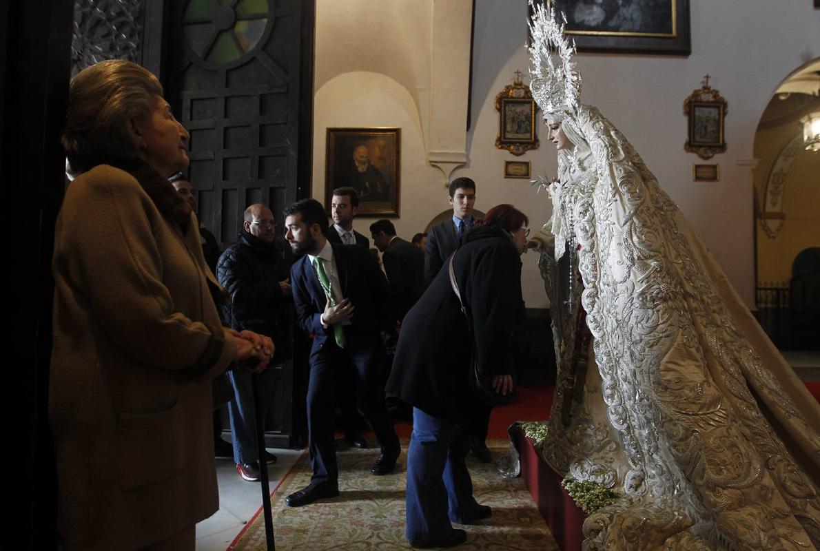 La Virgen de la Paz en besamanos