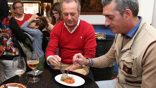 Dos clientes de la Espartería tomando una tapa