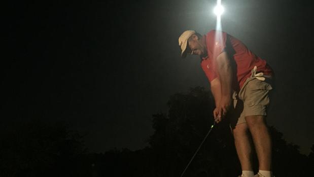 Un golfista juega de noche en el Club de Campo de Córdoba