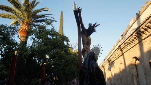 El Señor de la Caridad, en el Patio de los Naranjos