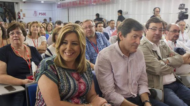 Susana Díaz junto a Javier Fernández y Fernández Vara en el Comité Federal de julio