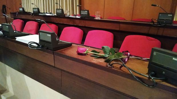 Una rosa en el asiento de la edil María José Moros