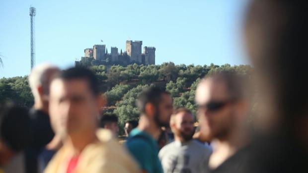 Aspirantes a ser elegidos en la selección con el castillo de Almodóvar de fondo