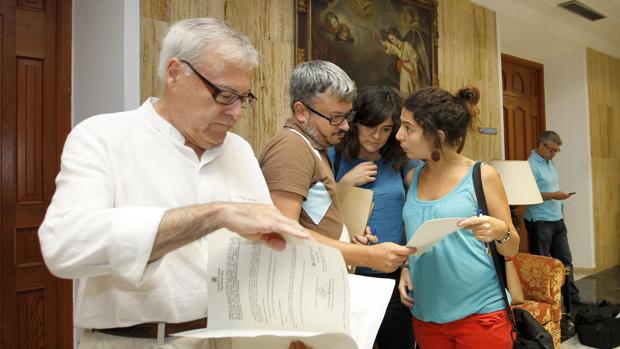 Emilio Aumente (PSOE) junto a los concejales de Ganemos, al fondo