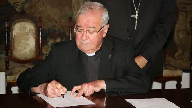 El sacerdote Manuel Moreno Valero durante una firma