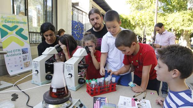 Niños en la anterior edición de la Noche de los Investigadores