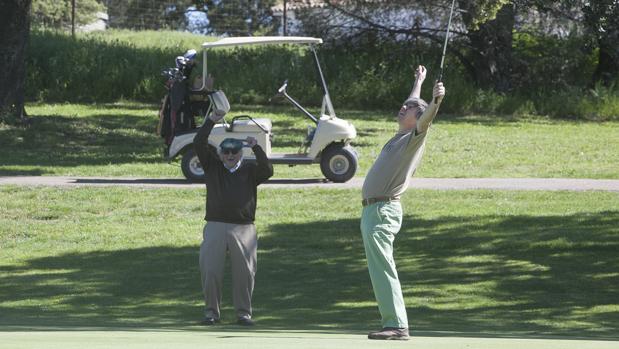 Un golfista celebra un gran golpe en el Club de Campo de Córdoba