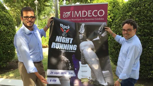 El director de Cope, Gabriel López, y el presidente del Imdeco, Antonio Rojas, con el cartel de la prueba
