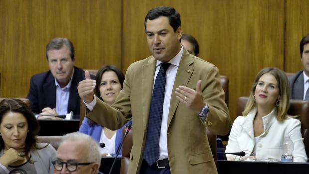 Juanma Moreno, durante la sesión de control en el Parlamento